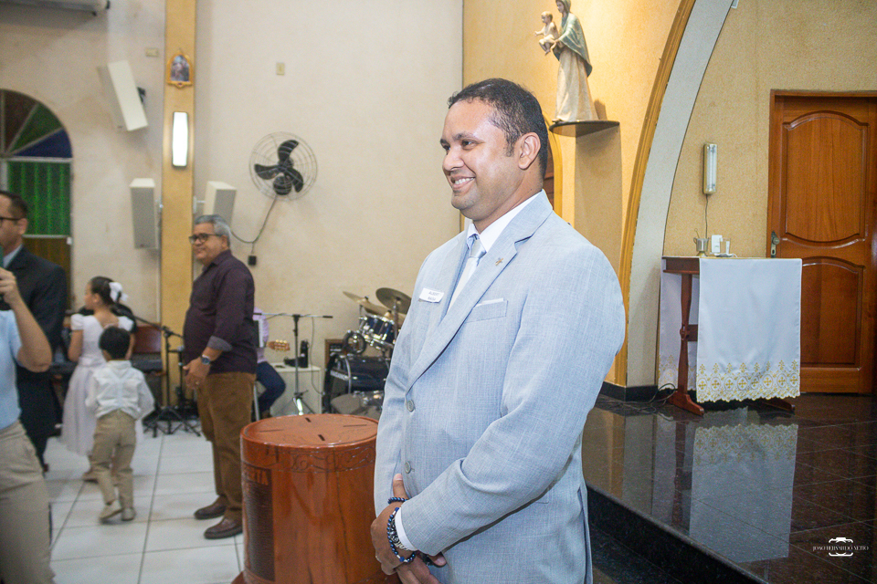 Fotografia de casamento católico em Manaus registrando a história de amor de Raísa e Darlan na Paróquia Santa Cruz. Um casamento religioso marcado pela fé, emoção, família e momentos inesquecíveis.