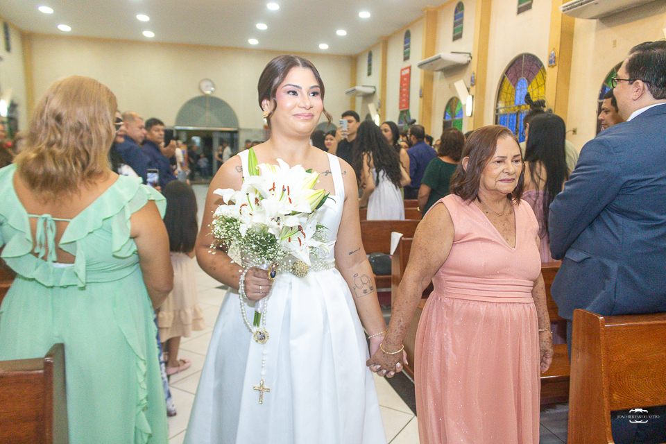 Fotografia de casamento católico em Manaus registrando a história de amor de Raísa e Darlan na Paróquia Santa Cruz. Um casamento religioso marcado pela fé, emoção, família e momentos inesquecíveis.