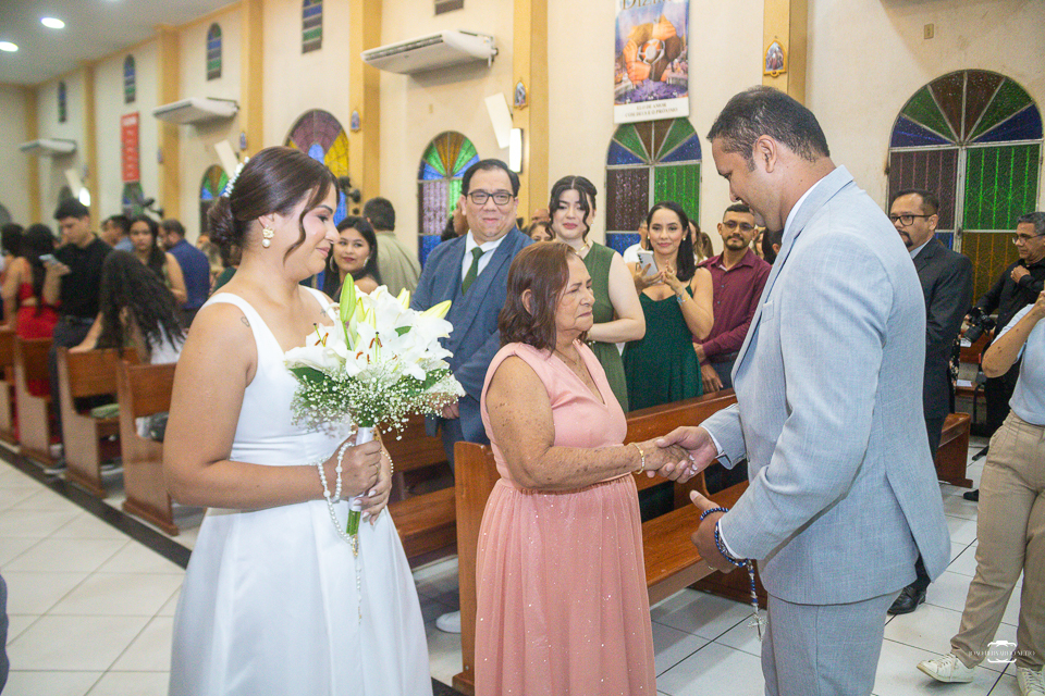Fotografia de casamento católico em Manaus registrando a história de amor de Raísa e Darlan na Paróquia Santa Cruz. Um casamento religioso marcado pela fé, emoção, família e momentos inesquecíveis.