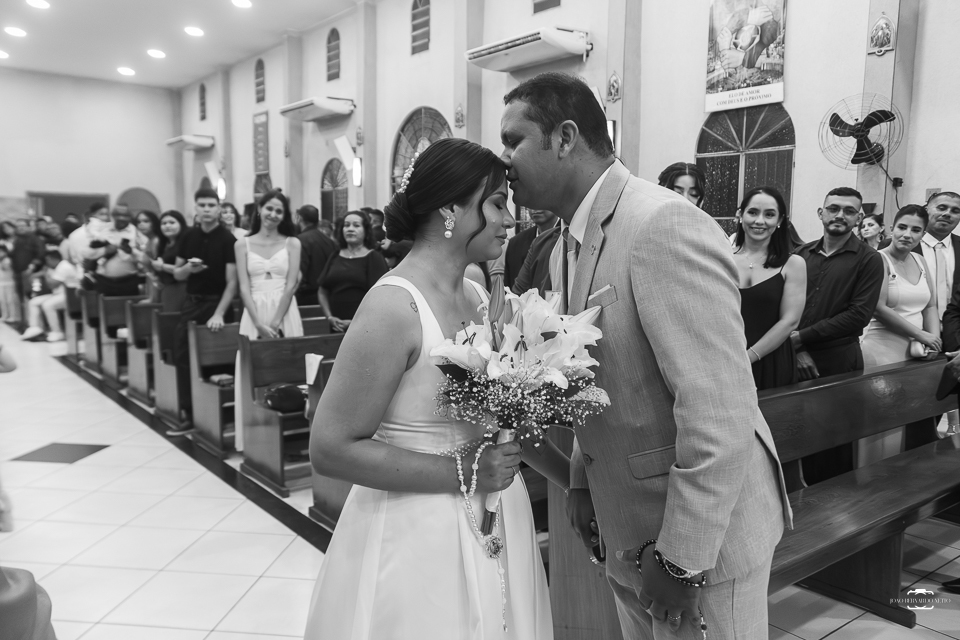Fotografia de casamento católico em Manaus registrando a história de amor de Raísa e Darlan na Paróquia Santa Cruz. Um casamento religioso marcado pela fé, emoção, família e momentos inesquecíveis.