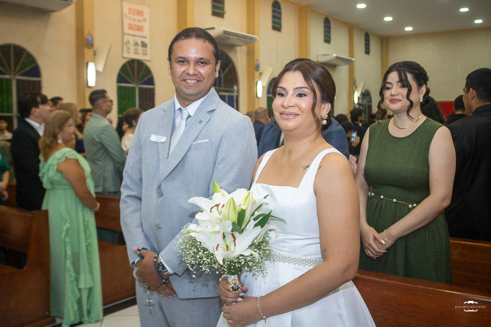 Fotografia de casamento católico em Manaus registrando a história de amor de Raísa e Darlan na Paróquia Santa Cruz. Um casamento religioso marcado pela fé, emoção, família e momentos inesquecíveis.