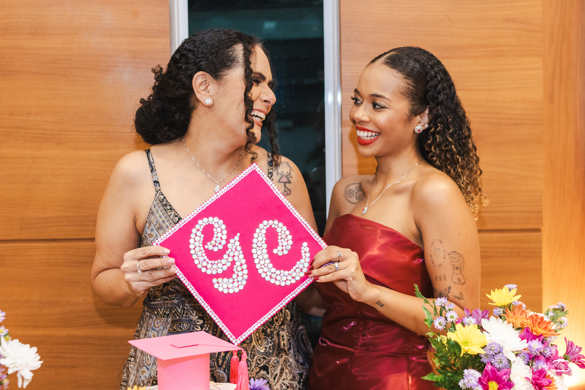 Jantar de formatura da Dra. Giovana Couto em Manaus, Amazonas. Fotografia profissional de formatura que registra conquistas, emoções e momentos especiais com sensibilidade e autenticidade.