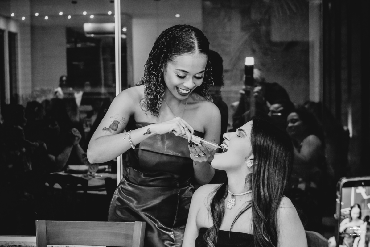 Jantar de formatura da Dra. Giovana Couto em Manaus, Amazonas. Fotografia profissional de formatura que registra conquistas, emoções e momentos especiais com sensibilidade e autenticidade.