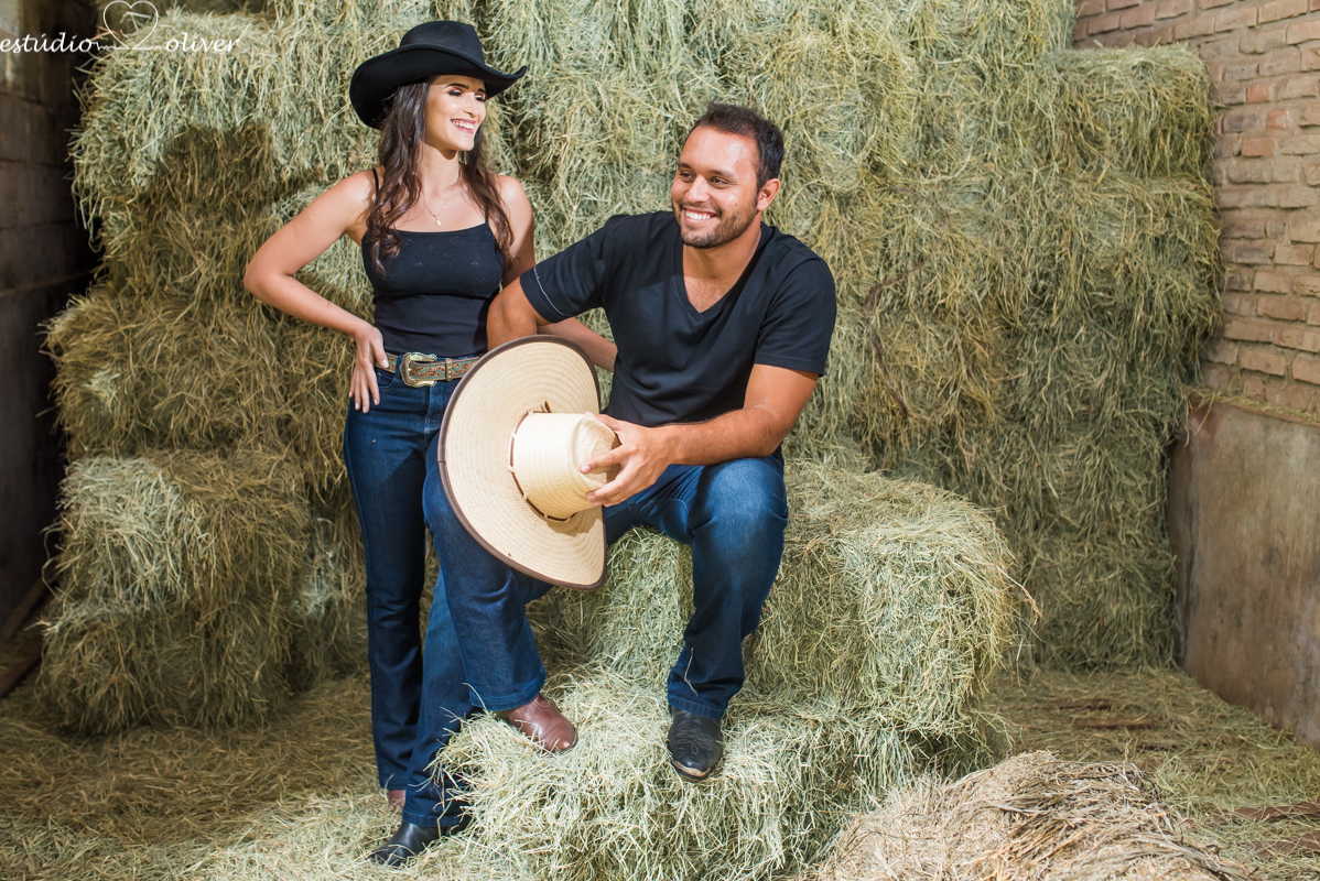 Estudio Oliver, externas, festa, filmagem, foto, pre casamento diferente save the date lugar lindo cavalo chapeu local verde 