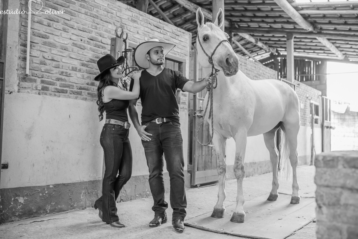 Estudio Oliver, externas, festa, filmagem, foto, pre casamento diferente save the date lugar lindo cavalo chapeu local verde 