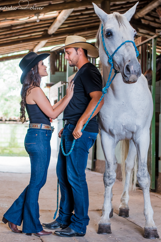 Estudio Oliver, externas, festa, filmagem, foto, pre casamento diferente save the date lugar lindo cavalo chapeu local verde 