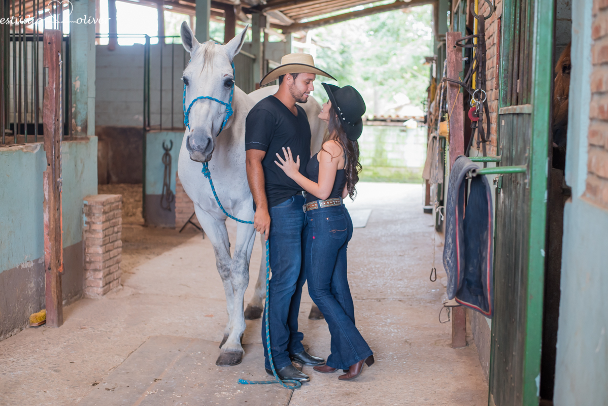 Estudio Oliver, externas, festa, filmagem, foto, pre casamento diferente save the date lugar lindo cavalo chapeu local verde 