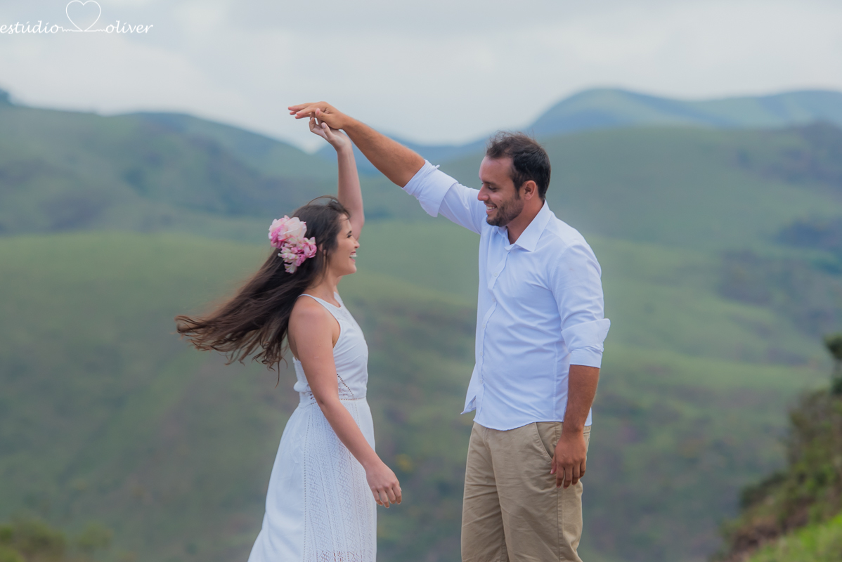 Estudio Oliver, externas, festa, filmagem, foto, pre casamento diferente save the date lugar lindo cavalo chapeu local verde 