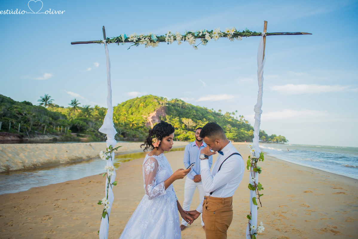 casamento em trancoso,  elopement wedding arraial d´juda, , pre casamento diferente,  casamento na praia arraial d'juda , elopement wedding wedding , Beach praia, maquiagem de noiva,  tipo de buque , trancoso, casamento em tranco,  vestido de noiva, bride