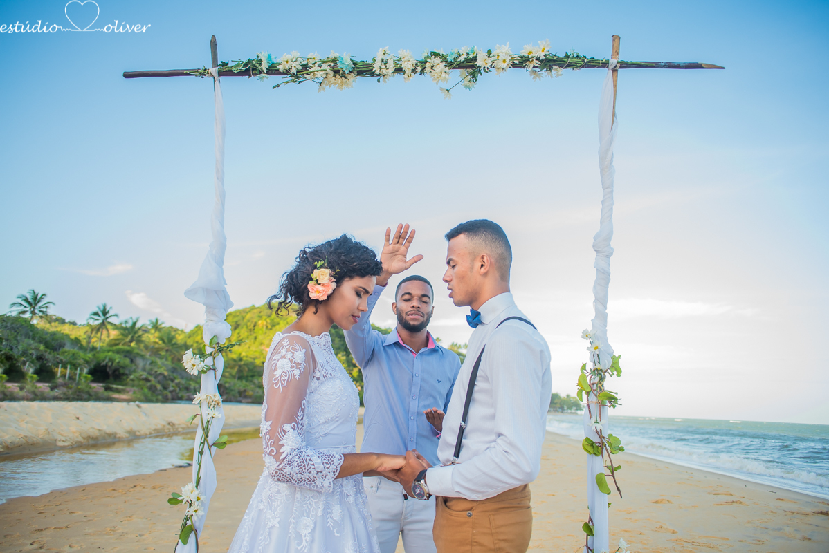 casamento em trancoso,  elopement wedding arraial d´juda, , pre casamento diferente,  casamento na praia arraial d'juda , elopement wedding wedding , Beach praia, maquiagem de noiva,  tipo de buque , trancoso, casamento em tranco,  vestido de noiva, bride