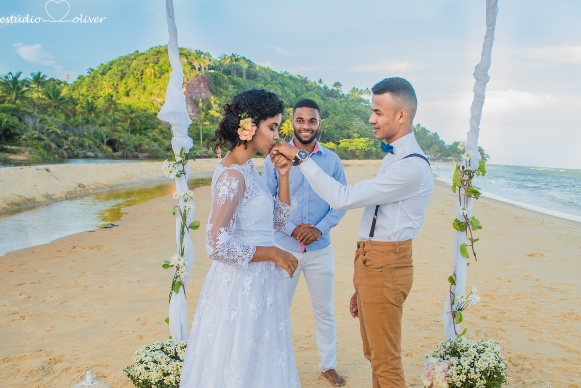 casamento em trancoso,  elopement wedding arraial d´juda, , pre casamento diferente,  casamento na praia arraial d'juda , elopement wedding wedding , Beach praia, maquiagem de noiva,  tipo de buque , trancoso, casamento em tranco,  vestido de noiva, bride