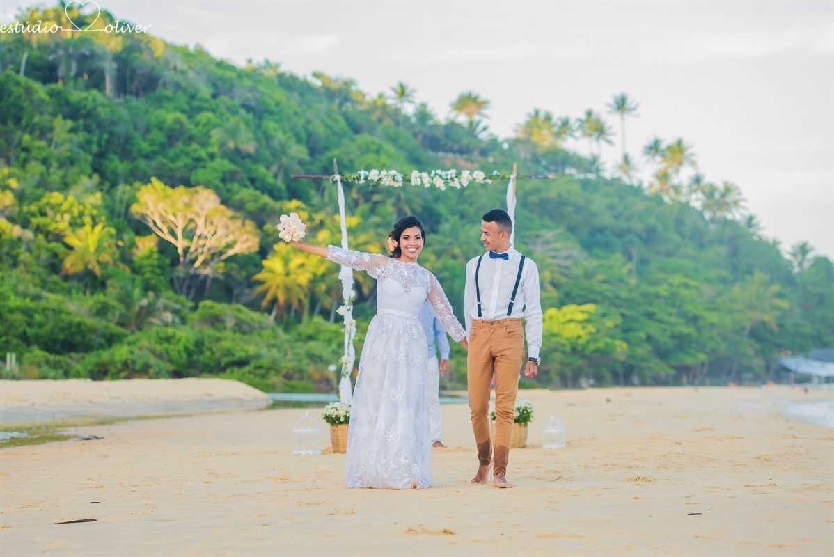 casamento em trancoso,  elopement wedding arraial d´juda, , pre casamento diferente,  casamento na praia arraial d'juda , elopement wedding wedding , Beach praia, maquiagem de noiva,  tipo de buque , trancoso, casamento em tranco,  vestido de noiva, bride