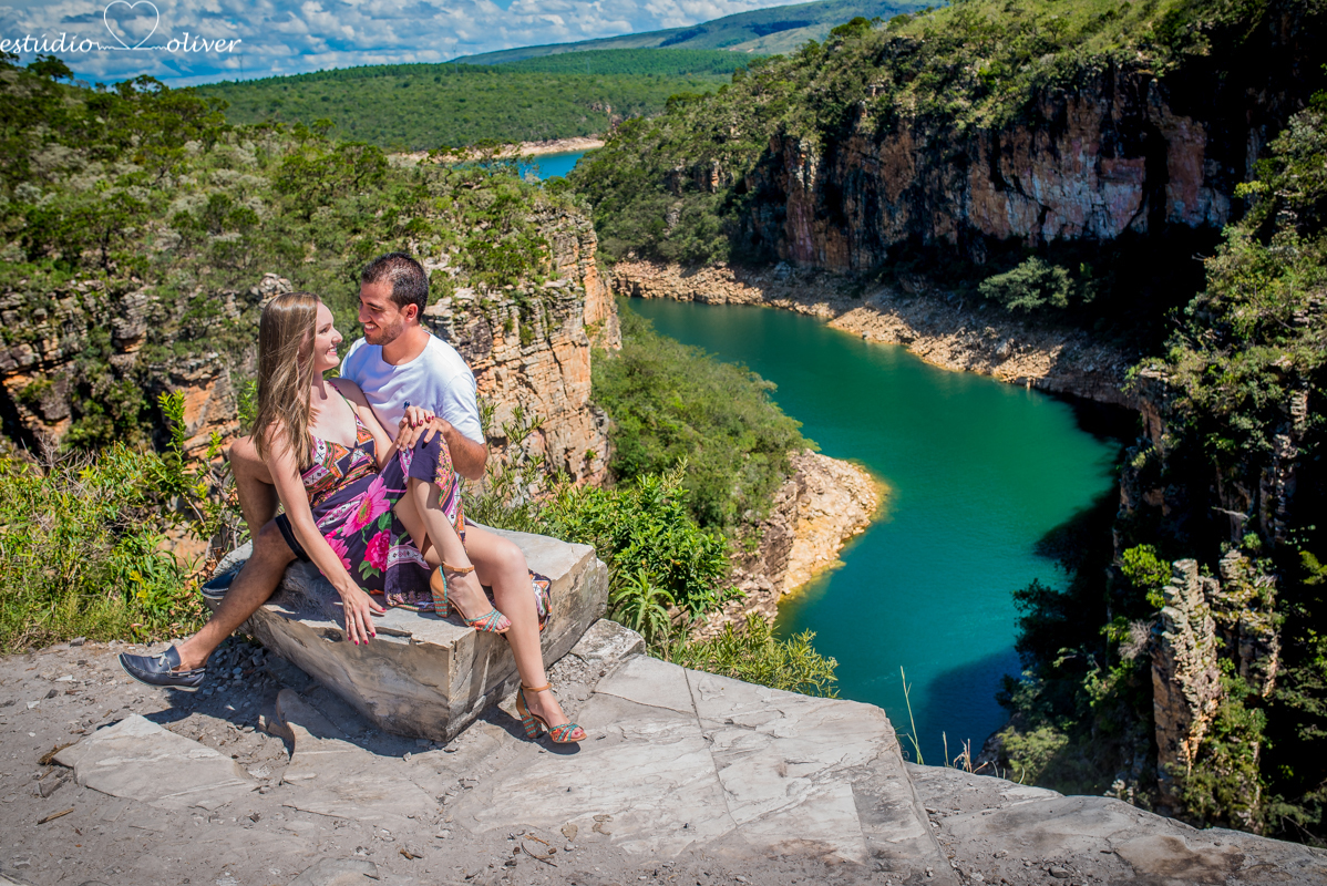filmagem, foto, pre casamento capitolio furnas minas gerias belo horizonte, brasil apaixonados cachoeira , sorrisos,abraços, ensaio romantico  vestido de noiva