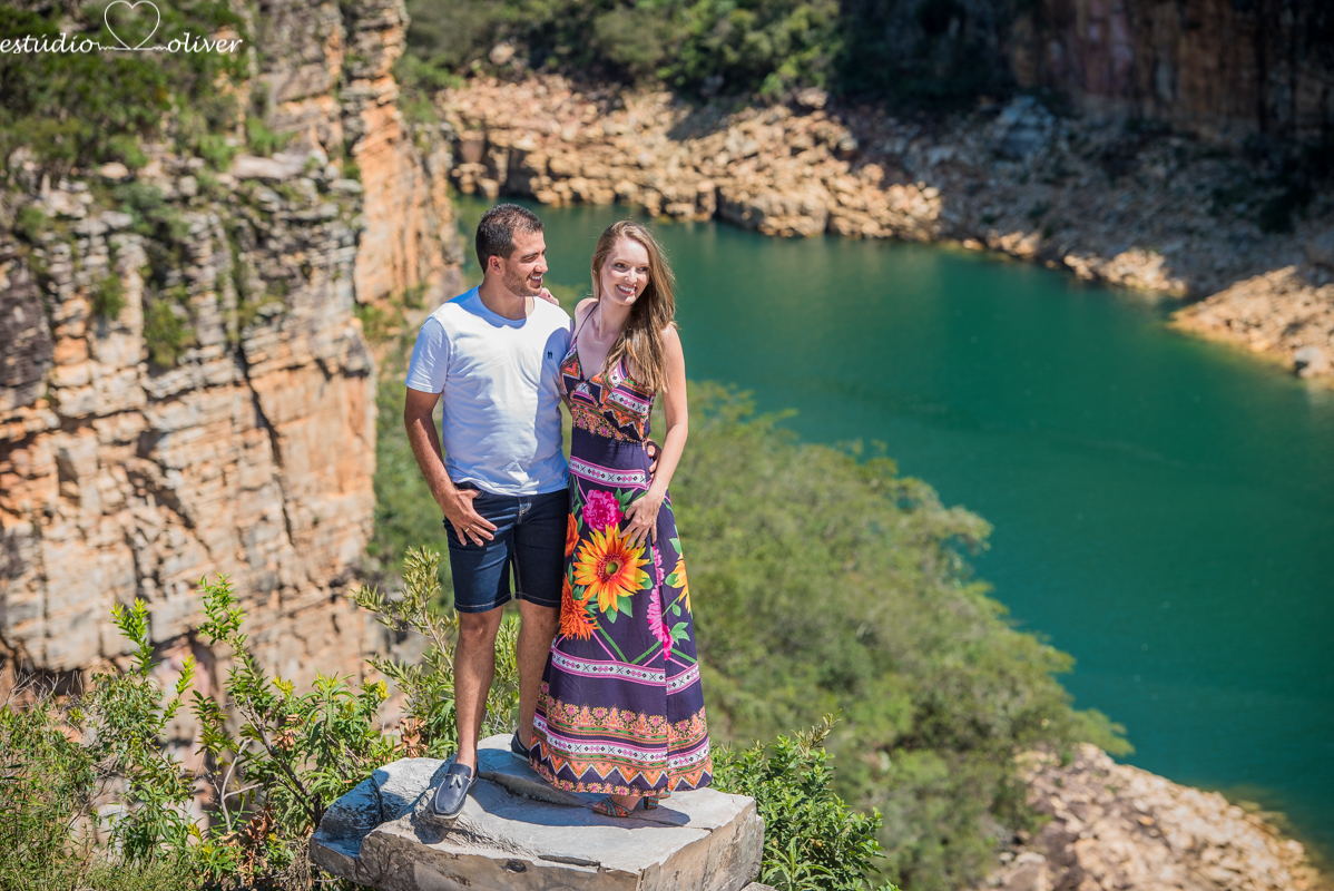 filmagem, foto, pre casamento capitolio furnas minas gerias belo horizonte, brasil apaixonados cachoeira , sorrisos,abraços, ensaio romantico  vestido de noiva