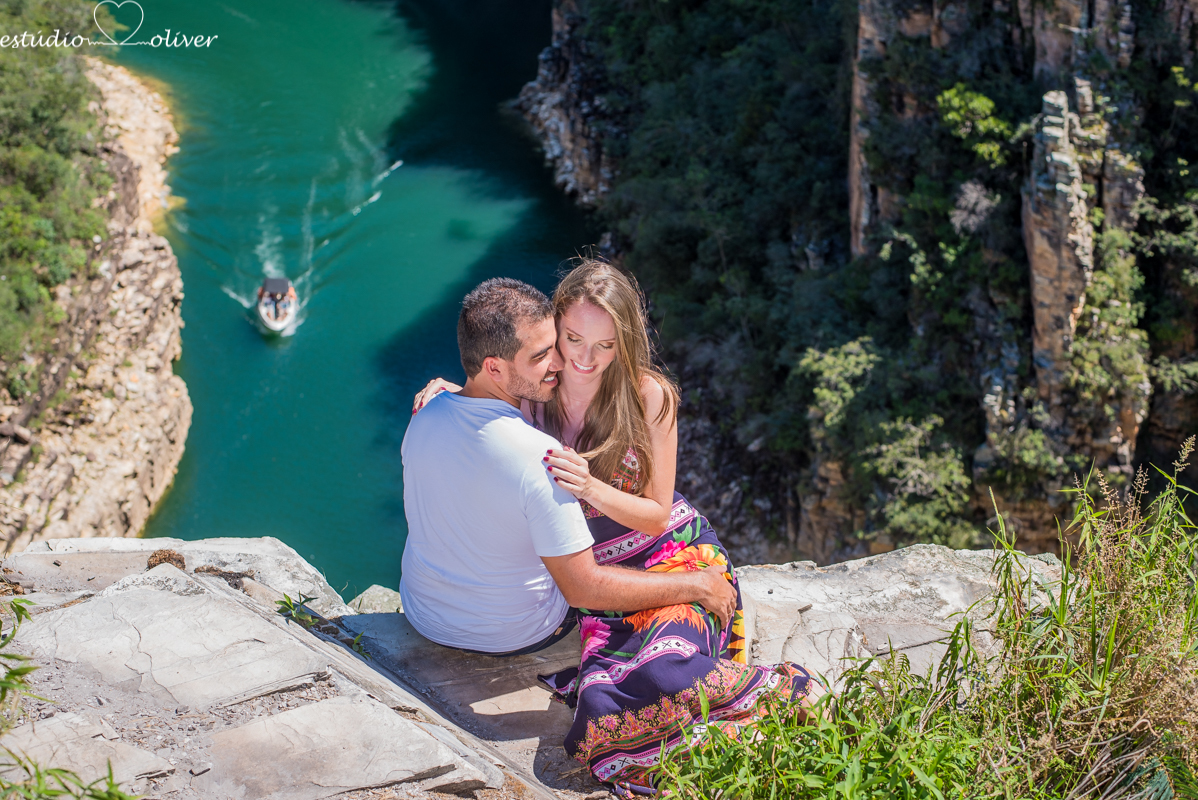 filmagem, foto, pre casamento capitolio furnas minas gerias belo horizonte, brasil apaixonados cachoeira , sorrisos,abraços, ensaio romantico  vestido de noiva