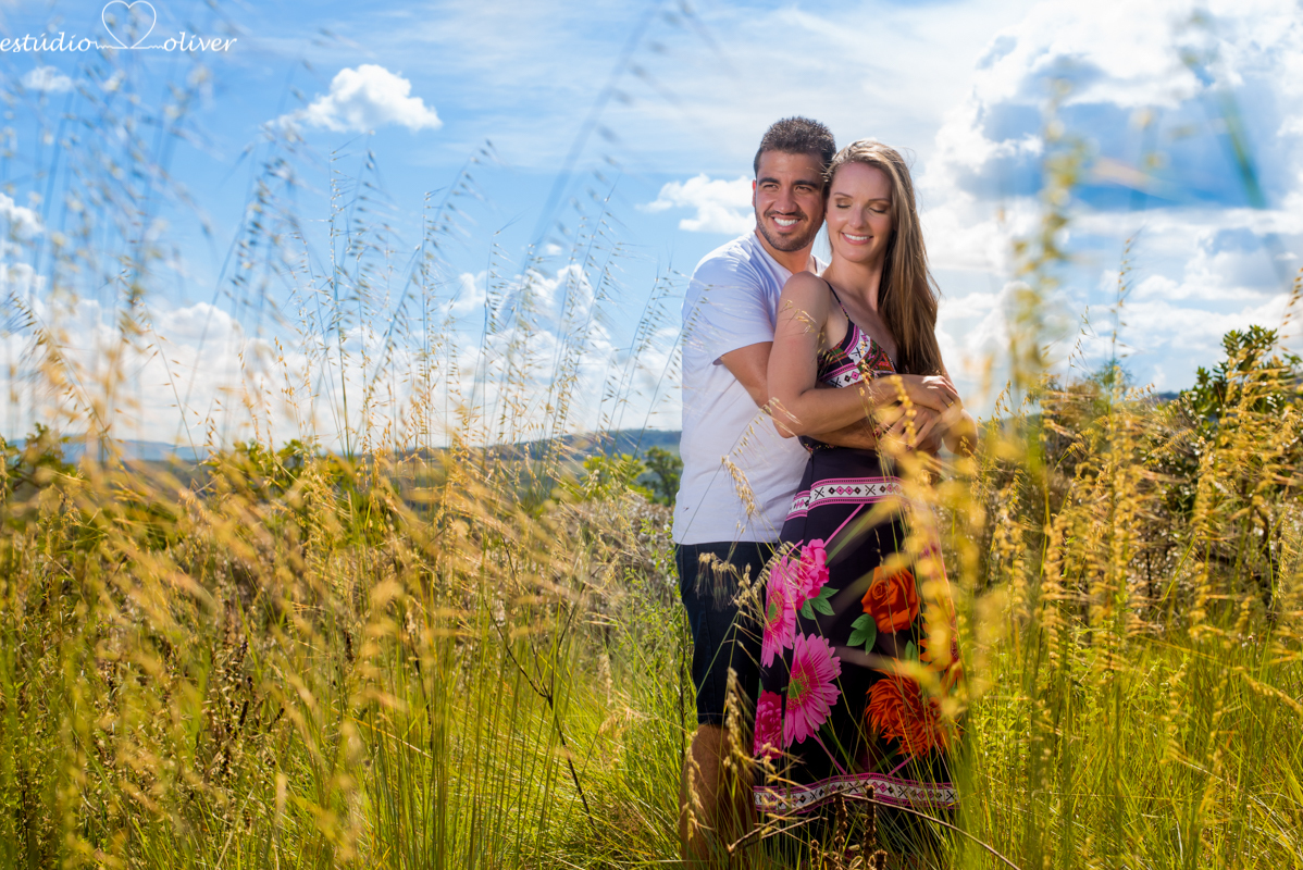filmagem, foto, pre casamento capitolio furnas minas gerias belo horizonte, brasil apaixonados cachoeira , sorrisos,abraços, ensaio romantico  vestido de noiva