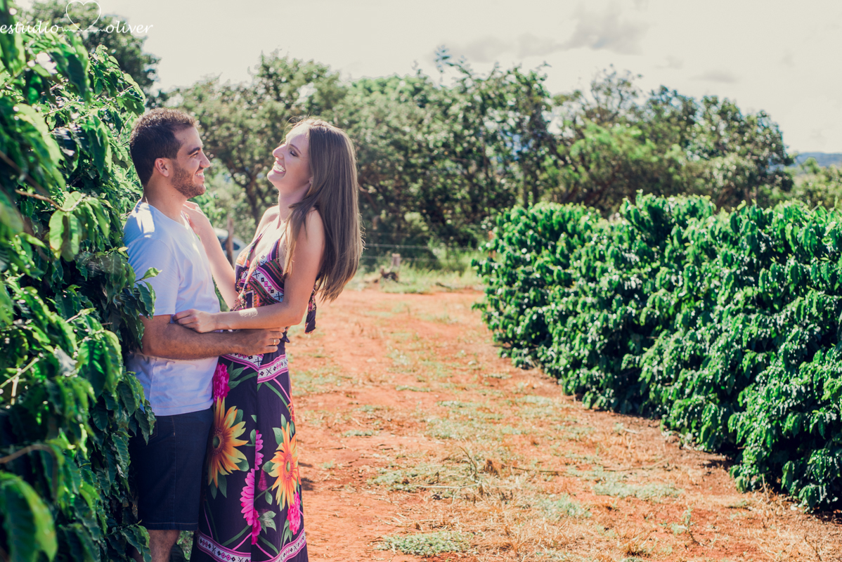 filmagem, foto, pre casamento capitolio furnas minas gerias belo horizonte, brasil apaixonados cachoeira , sorrisos,abraços, ensaio romantico  vestido de noiva