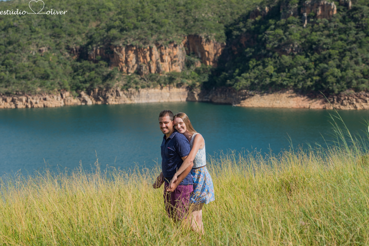 filmagem, foto, pre casamento capitolio furnas minas gerias belo horizonte, brasil apaixonados cachoeira , sorrisos,abraços, ensaio romantico  vestido de noiva