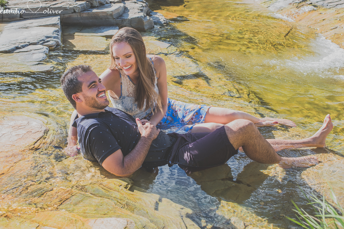filmagem, foto, pre casamento capitolio furnas minas gerias belo horizonte, brasil apaixonados cachoeira , sorrisos,abraços, ensaio romantico  vestido de noiva