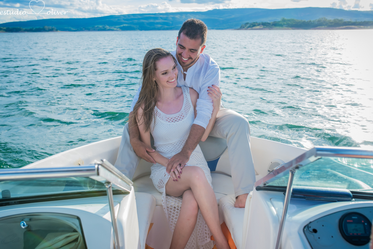 filmagem, foto, pre casamento capitolio furnas minas gerias belo horizonte, brasil apaixonados cachoeira , sorrisos,abraços, ensaio romantico  vestido de noiva