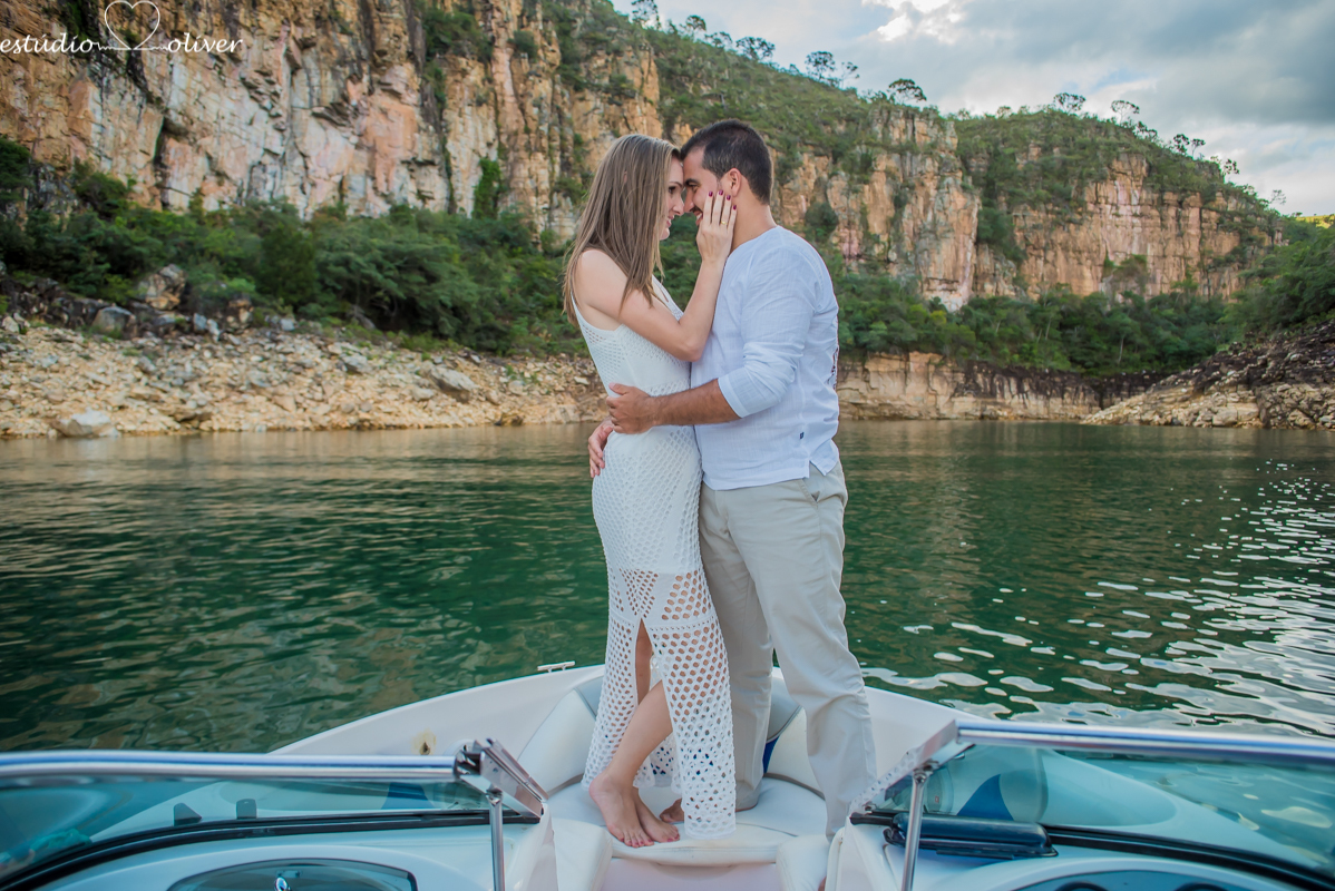 filmagem, foto, pre casamento capitolio furnas minas gerias belo horizonte, brasil apaixonados cachoeira , sorrisos,abraços, ensaio romantico  vestido de noiva