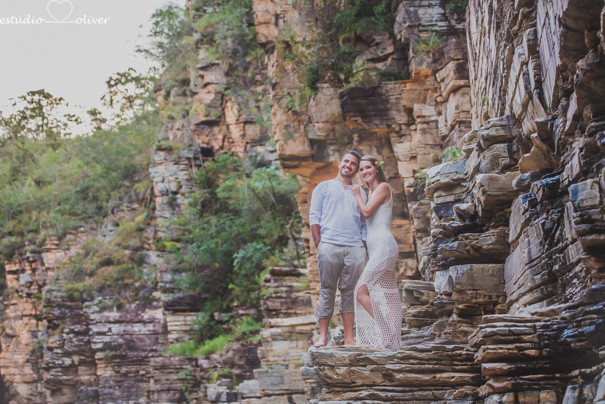 filmagem, foto, pre casamento capitolio furnas minas gerias belo horizonte, brasil apaixonados cachoeira , sorrisos,abraços, ensaio romantico  vestido de noiva
