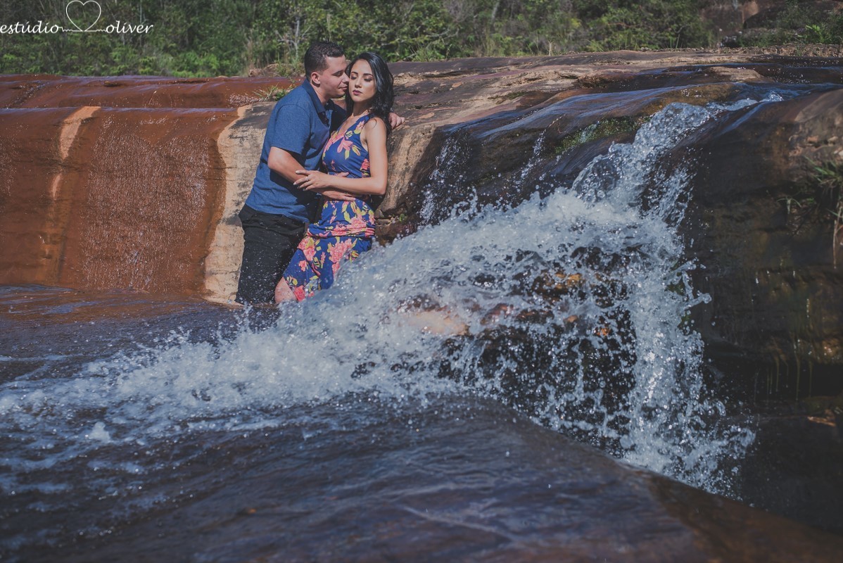 filmagem, foto, pre casamento capitolio furnas minas gerias belo horizonte, brasil apaixonados cachoeira , sorrisos,abraços, ensaio romantico  vestido de noiva