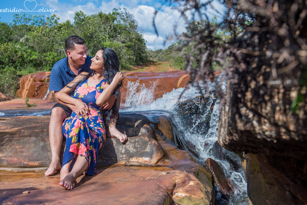filmagem, foto, pre casamento capitolio furnas minas gerias belo horizonte, brasil apaixonados cachoeira , sorrisos,abraços, ensaio romantico  vestido de noiva