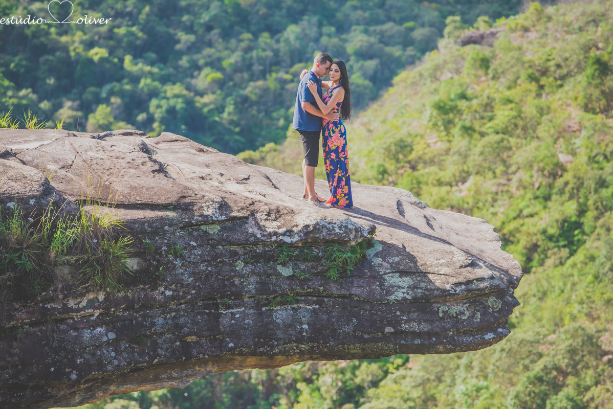 filmagem, foto, pre casamento capitolio furnas minas gerias belo horizonte, brasil apaixonados cachoeira , sorrisos,abraços, ensaio romantico  vestido de noiva