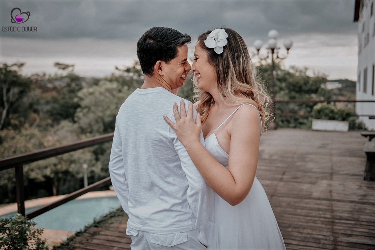 apaixonados, sorrisos,abraços, ensaio romantico ,blog casamento,vestido branco,