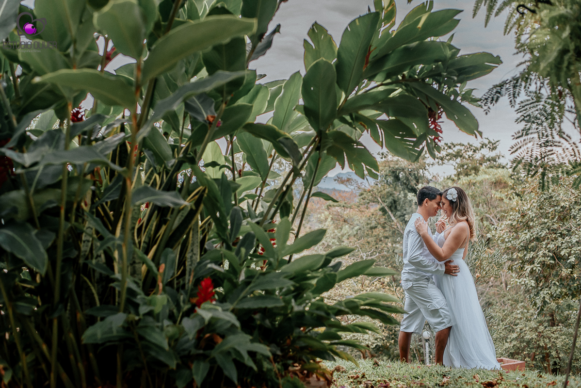 apaixonados, sorrisos,abraços, ensaio romantico ,blog casamento,vestido branco,