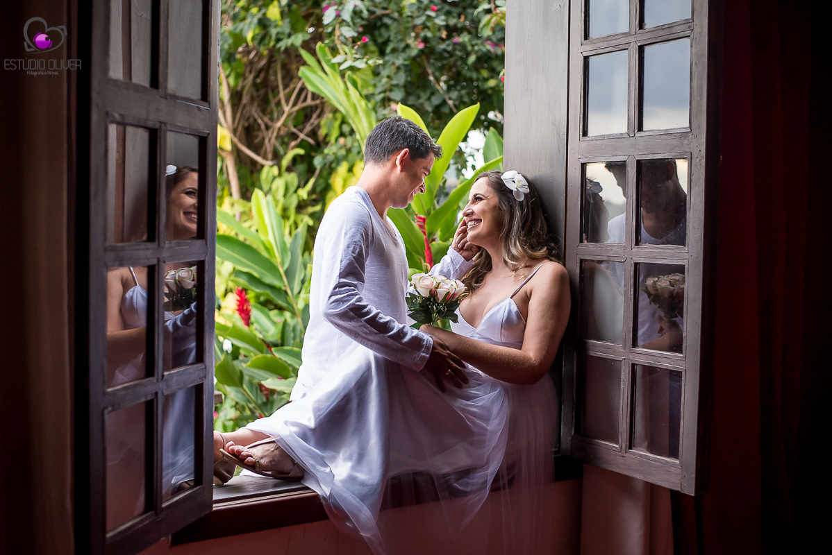 apaixonados, sorrisos,abraços, ensaio romantico ,blog casamento,vestido branco,