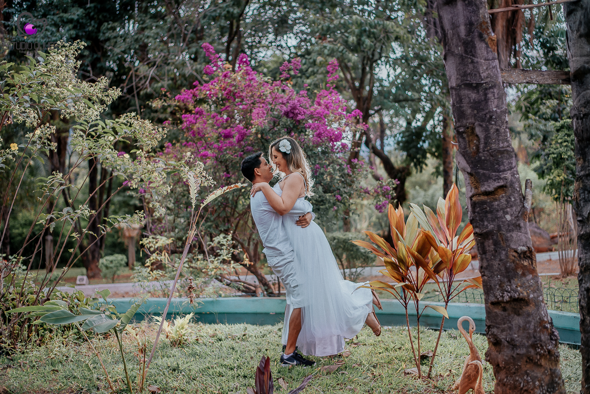 apaixonados, sorrisos,abraços, ensaio romantico ,blog casamento,vestido branco,