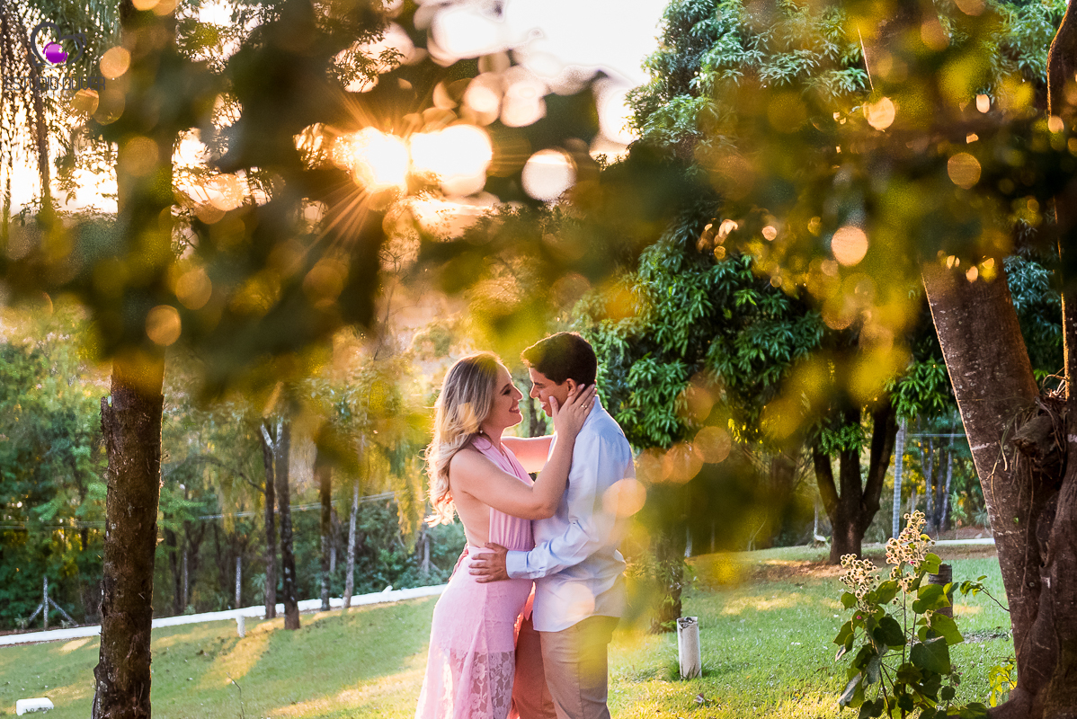 apaixonados, sorrisos,abraços, ensaio romantico ,blog casamento,vestido branco,
