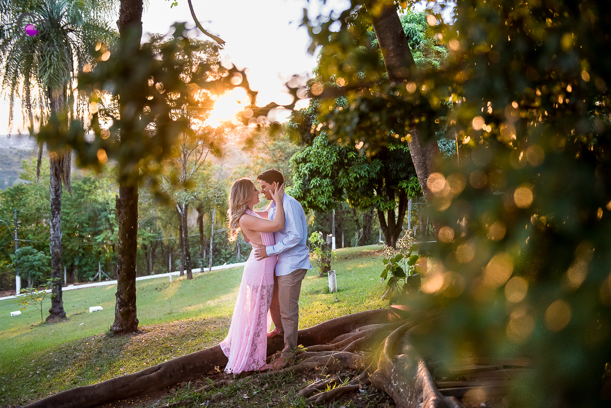 apaixonados, sorrisos,abraços, ensaio romantico ,blog casamento,vestido branco,