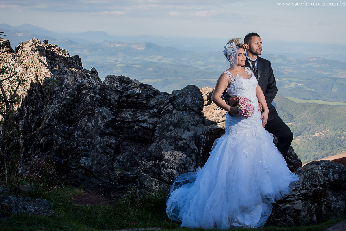 estudio oliver, fotos serra da piedade, fotografo de casamento, fotografo em bh, fotografia criativa, vestido de noiva, terno de noivo, vestido bonito, vestido de noiva moderno, buque colorido, buque rosa, fotos externas, pos casamento, pos wedding, bride