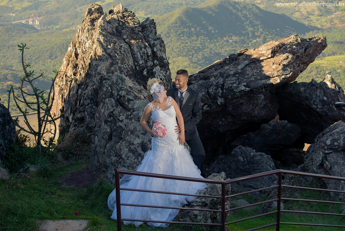estudio oliver, fotos serra da piedade, fotografo de casamento, fotografo em bh, fotografia criativa, vestido de noiva, terno de noivo, vestido bonito, vestido de noiva moderno, buque colorido, buque rosa, fotos externas, pos casamento, pos wedding, bride