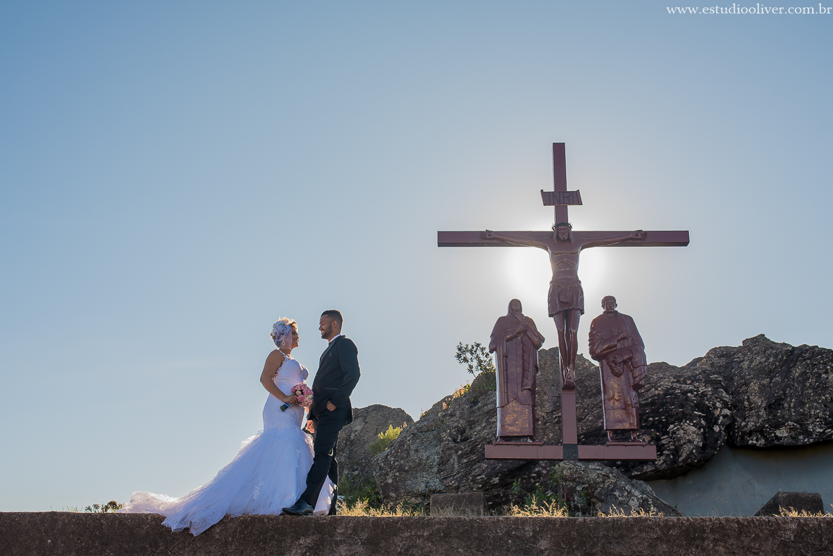 estudio oliver, fotos serra da piedade, fotografo de casamento, fotografo em bh, fotografia criativa, vestido de noiva, terno de noivo, vestido bonito, vestido de noiva moderno, buque colorido, buque rosa, fotos externas, pos casamento, pos wedding, bride