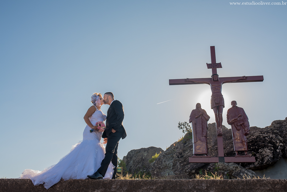 estudio oliver, fotos serra da piedade, fotografo de casamento, fotografo em bh, fotografia criativa, vestido de noiva, terno de noivo, vestido bonito, vestido de noiva moderno, buque colorido, buque rosa, fotos externas, pos casamento, pos wedding, bride