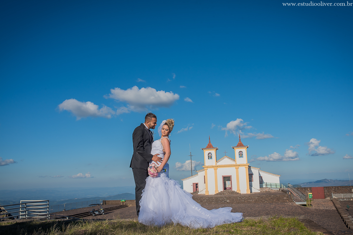 estudio oliver, fotos serra da piedade, fotografo de casamento, fotografo em bh, fotografia criativa, vestido de noiva, terno de noivo, vestido bonito, vestido de noiva moderno, buque colorido, buque rosa, fotos externas, pos casamento, pos wedding, bride
