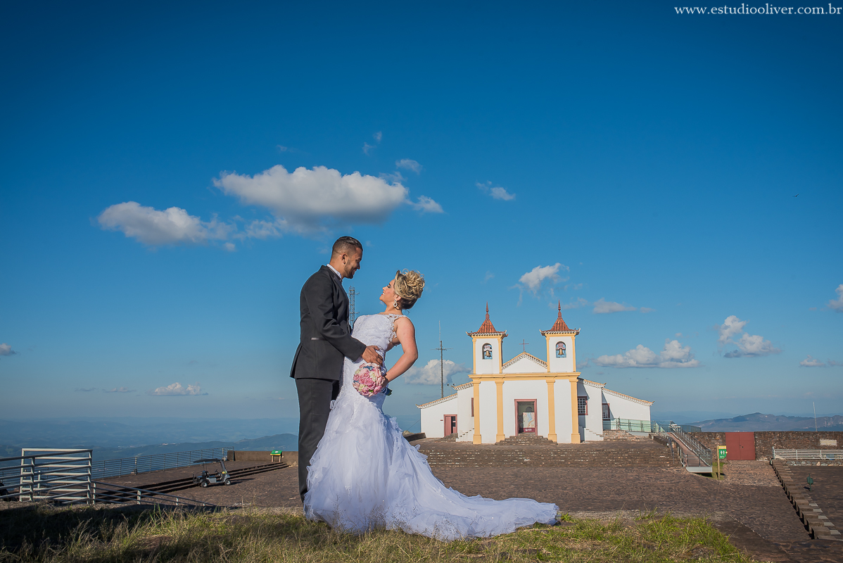 estudio oliver, fotos serra da piedade, fotografo de casamento, fotografo em bh, fotografia criativa, vestido de noiva, terno de noivo, vestido bonito, vestido de noiva moderno, buque colorido, buque rosa, fotos externas, pos casamento, pos wedding, bride