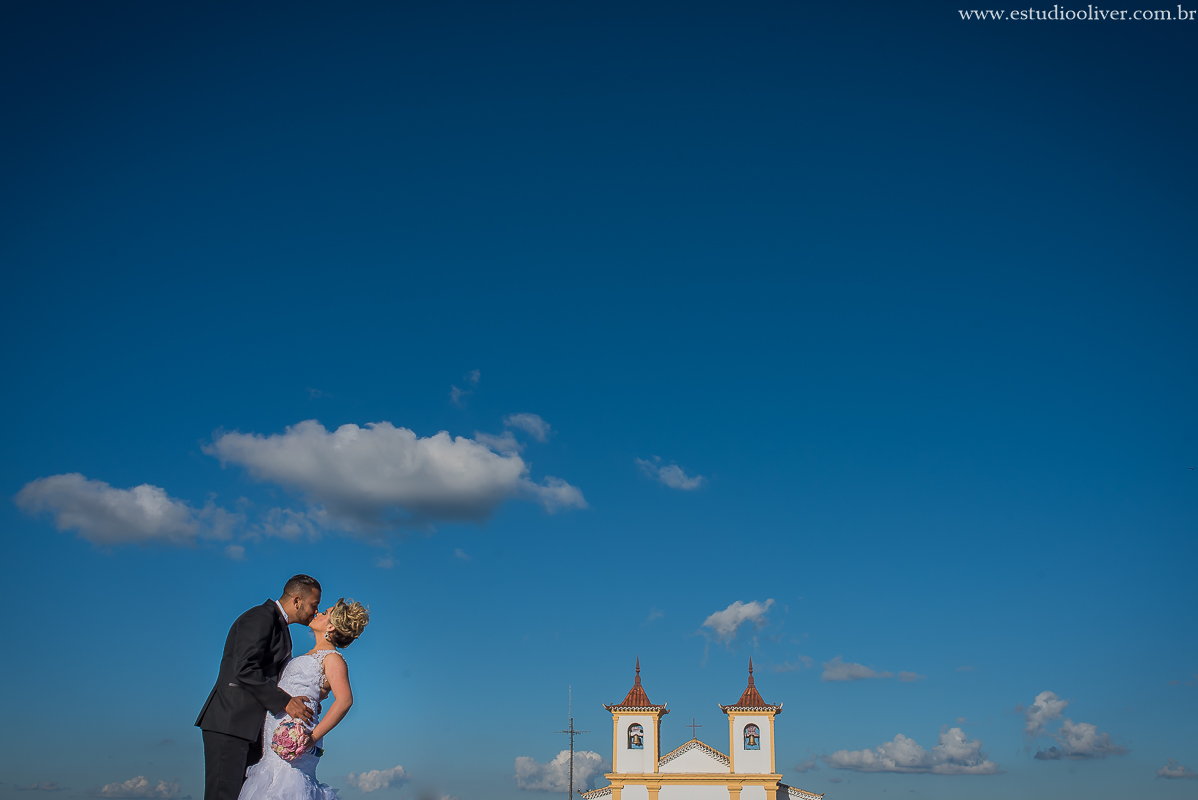 estudio oliver, fotos serra da piedade, fotografo de casamento, fotografo em bh, fotografia criativa, vestido de noiva, terno de noivo, vestido bonito, vestido de noiva moderno, buque colorido, buque rosa, fotos externas, pos casamento, pos wedding, bride