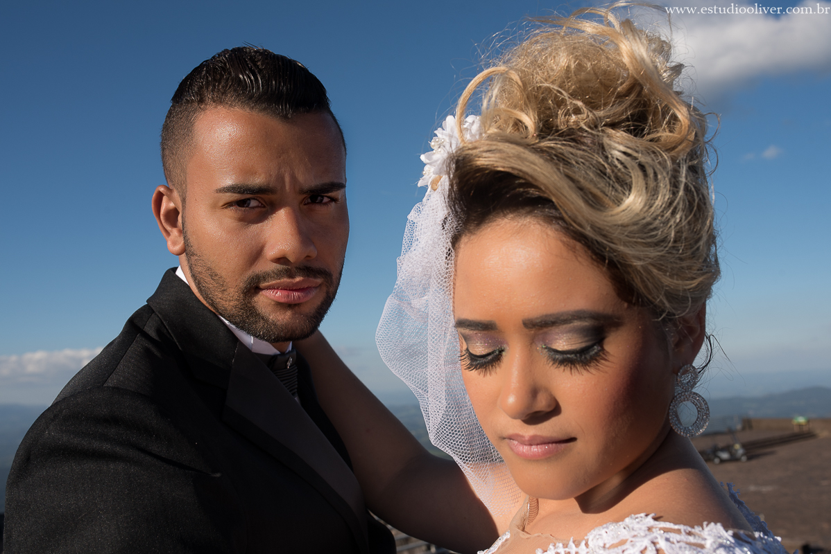 estudio oliver, fotos serra da piedade, fotografo de casamento, fotografo em bh, fotografia criativa, vestido de noiva, terno de noivo, vestido bonito, vestido de noiva moderno, buque colorido, buque rosa, fotos externas, pos casamento, pos wedding, bride