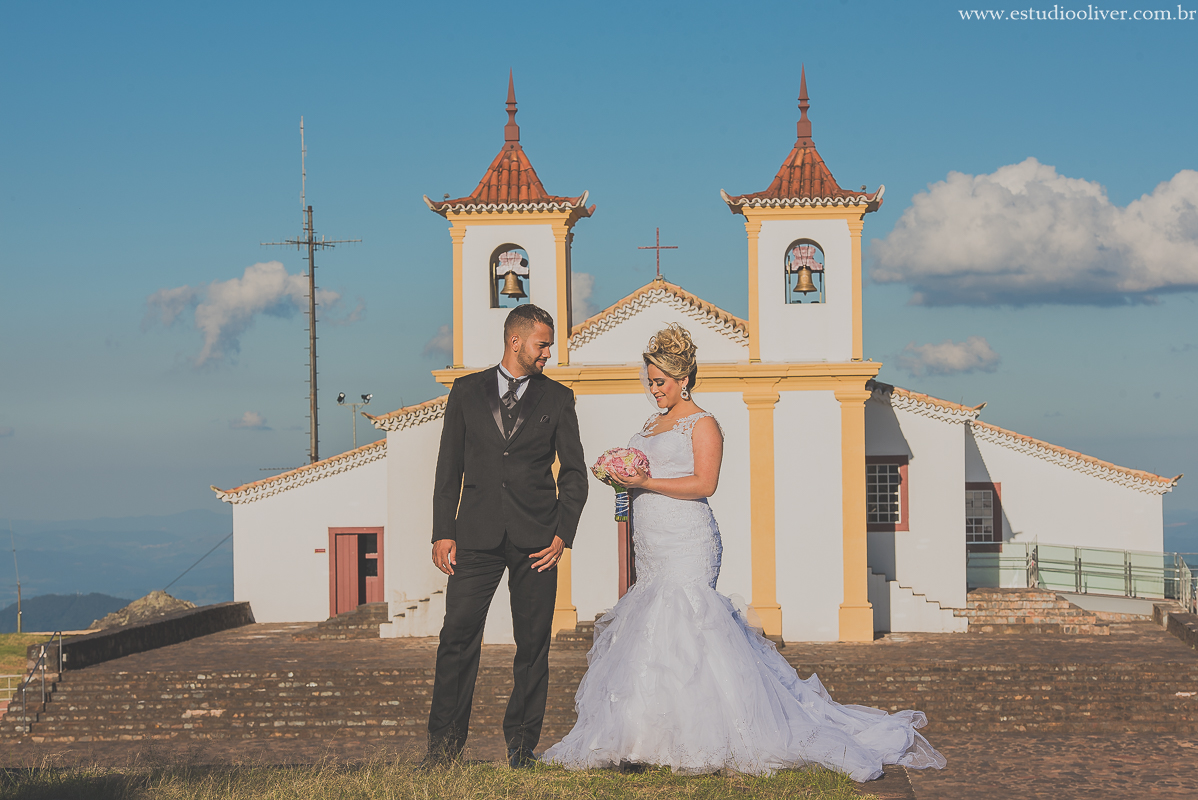 estudio oliver, fotos serra da piedade, fotografo de casamento, fotografo em bh, fotografia criativa, vestido de noiva, terno de noivo, vestido bonito, vestido de noiva moderno, buque colorido, buque rosa, fotos externas, pos casamento, pos wedding, bride