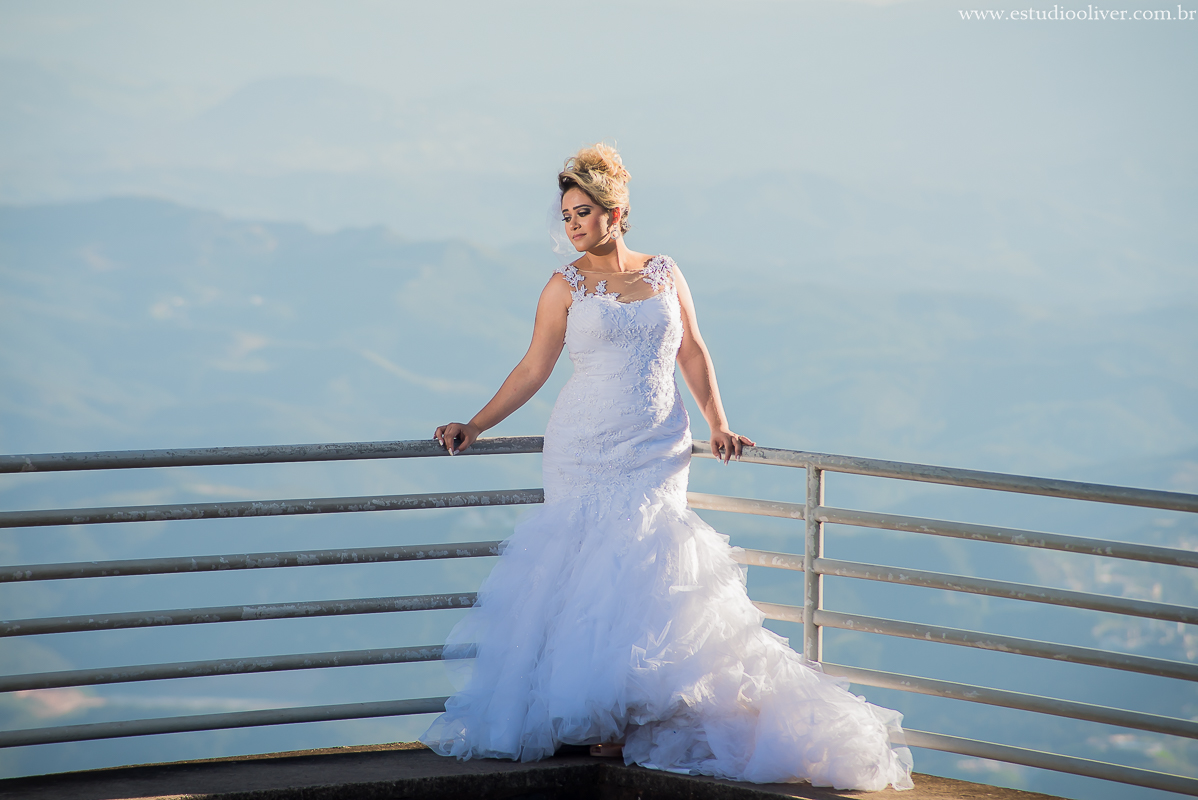 estudio oliver, fotos serra da piedade, fotografo de casamento, fotografo em bh, fotografia criativa, vestido de noiva, terno de noivo, vestido bonito, vestido de noiva moderno, buque colorido, buque rosa, fotos externas, pos casamento, pos wedding, bride