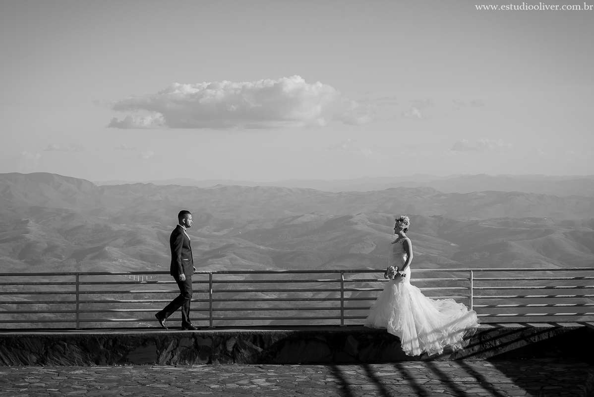 estudio oliver, fotos serra da piedade, fotografo de casamento, fotografo em bh, fotografia criativa, vestido de noiva, terno de noivo, vestido bonito, vestido de noiva moderno, buque colorido, buque rosa, fotos externas, pos casamento, pos wedding, bride