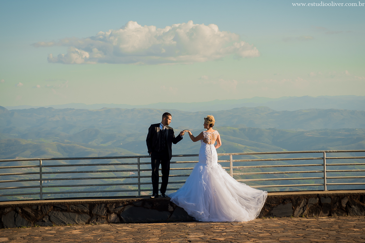 estudio oliver, fotos serra da piedade, fotografo de casamento, fotografo em bh, fotografia criativa, vestido de noiva, terno de noivo, vestido bonito, vestido de noiva moderno, buque colorido, buque rosa, fotos externas, pos casamento, pos wedding, bride