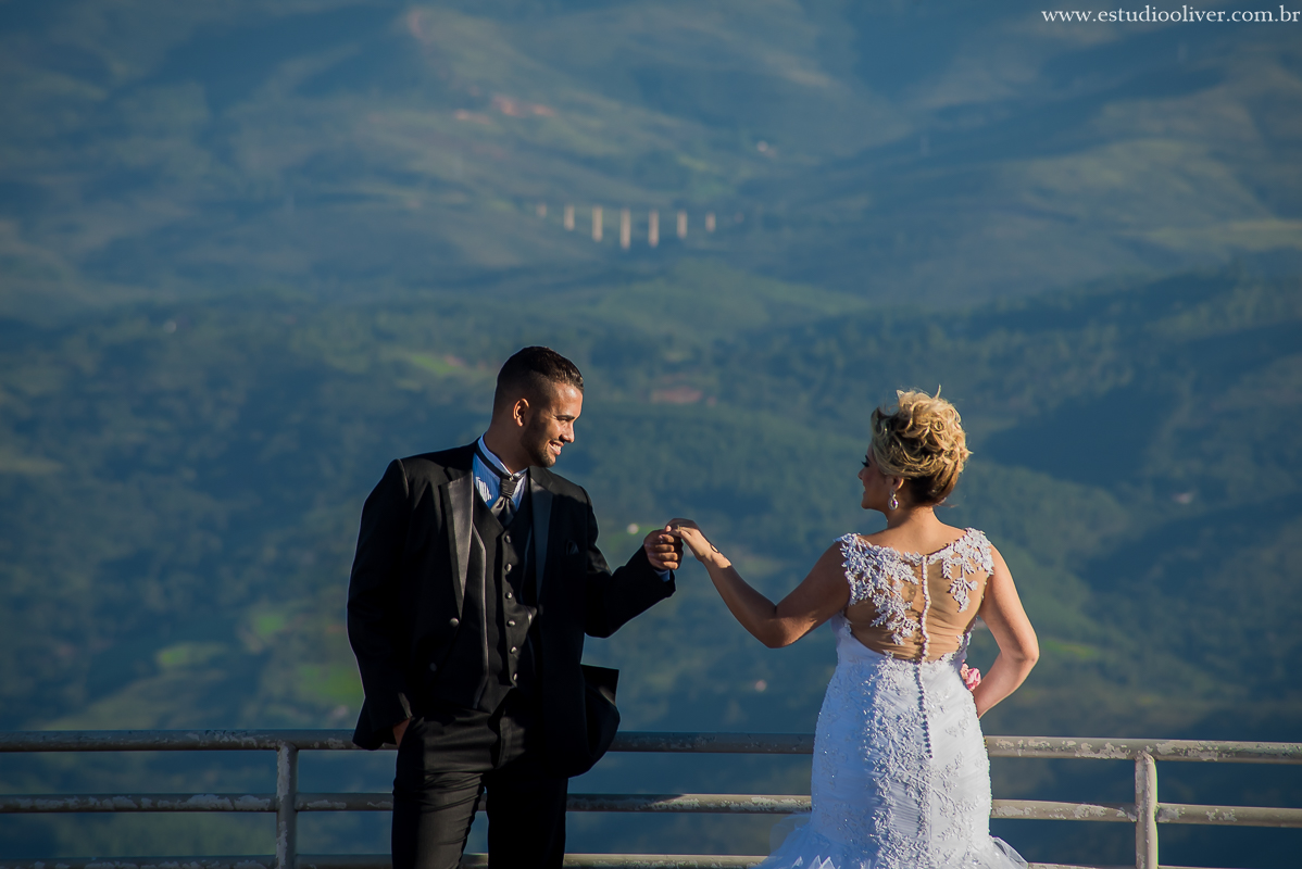 estudio oliver, fotos serra da piedade, fotografo de casamento, fotografo em bh, fotografia criativa, vestido de noiva, terno de noivo, vestido bonito, vestido de noiva moderno, buque colorido, buque rosa, fotos externas, pos casamento, pos wedding, bride