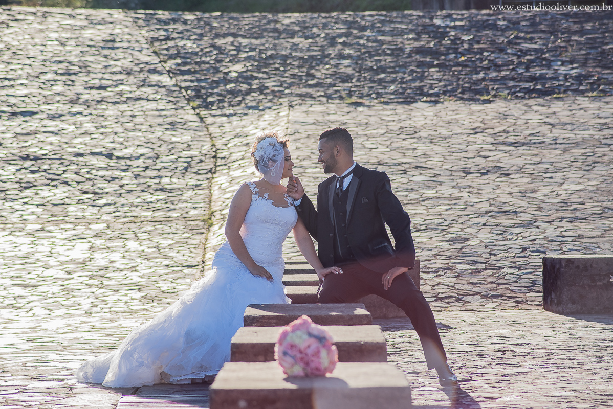 estudio oliver, fotos serra da piedade, fotografo de casamento, fotografo em bh, fotografia criativa, vestido de noiva, terno de noivo, vestido bonito, vestido de noiva moderno, buque colorido, buque rosa, fotos externas, pos casamento, pos wedding, bride