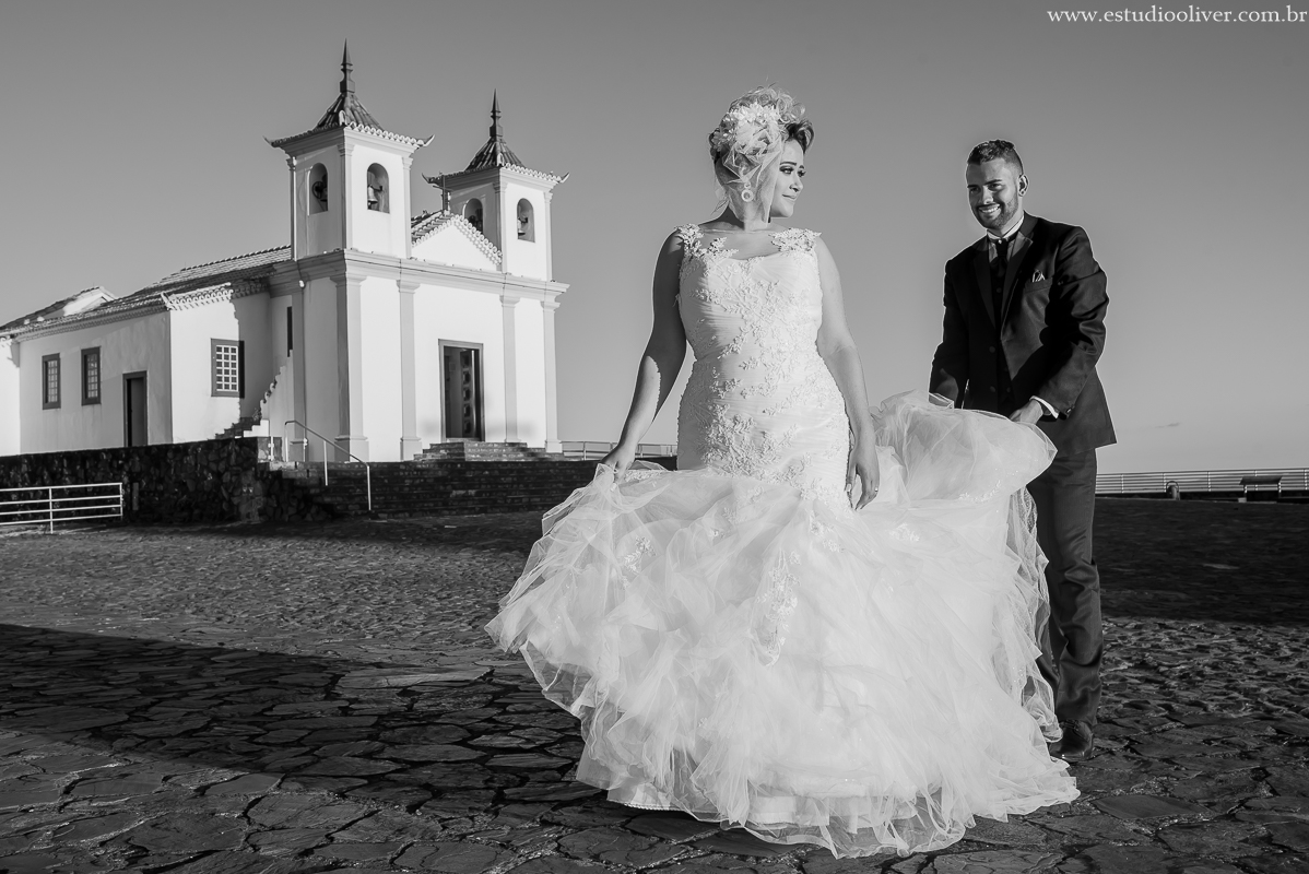 estudio oliver, fotos serra da piedade, fotografo de casamento, fotografo em bh, fotografia criativa, vestido de noiva, terno de noivo, vestido bonito, vestido de noiva moderno, buque colorido, buque rosa, fotos externas, pos casamento, pos wedding, bride